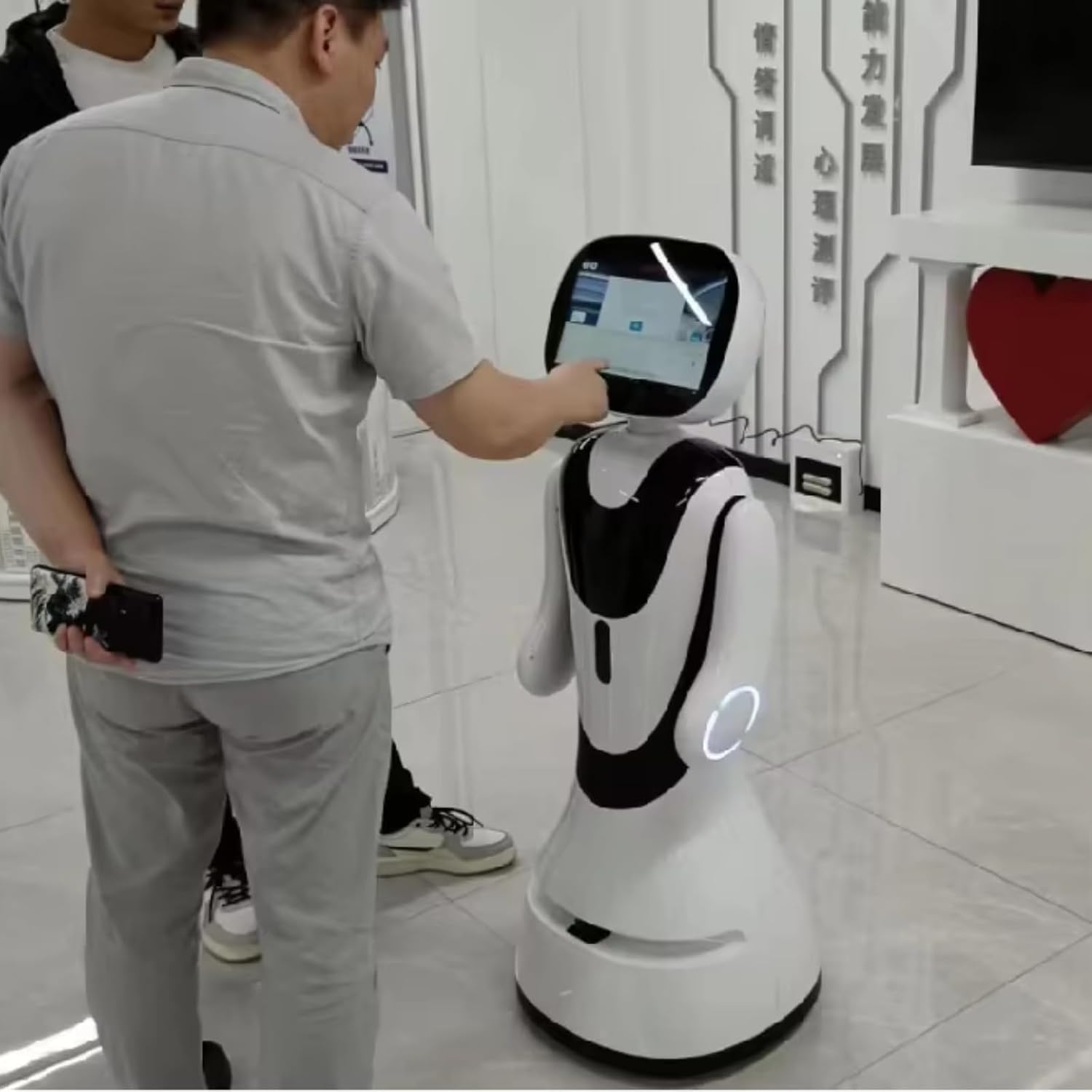 AI Reception Robot, Intelligent Autonomous Greeting Service Robot, can autonomously Plan Walking Routes and is Suitable for Company Office Buildings.